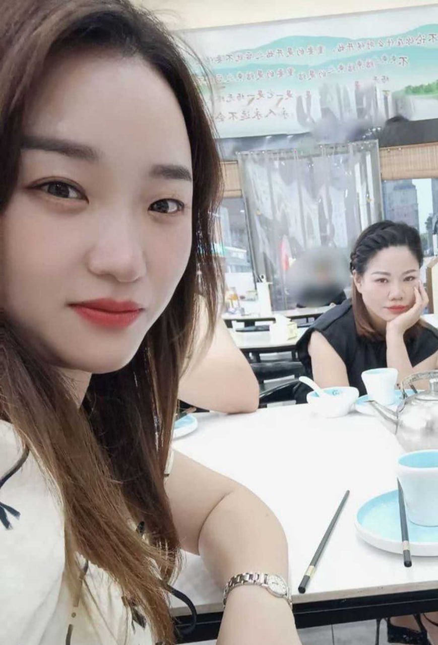 江苏连云港34岁淫荡人妻唐凝钰被爆出出轨视频，老公在外赚钱，她在家中与炮友偷情，和炮友的性爱自拍泄密流出！-4
